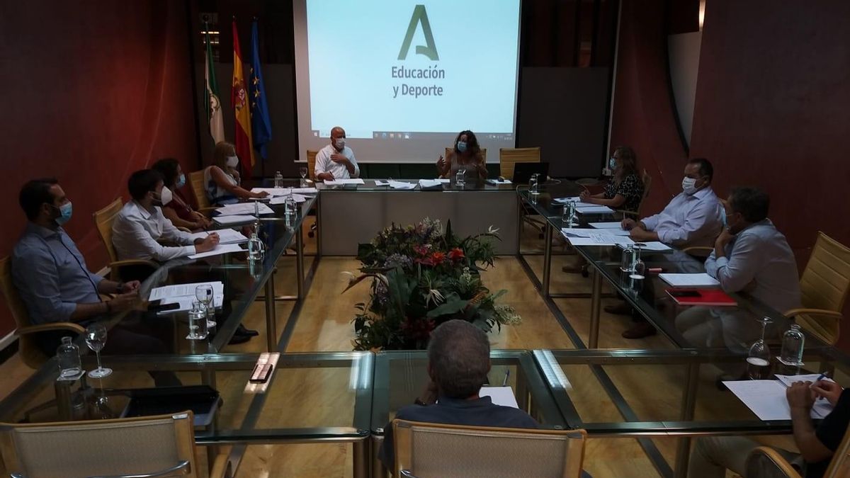 Reunión del consejero Imbroda con su equipo