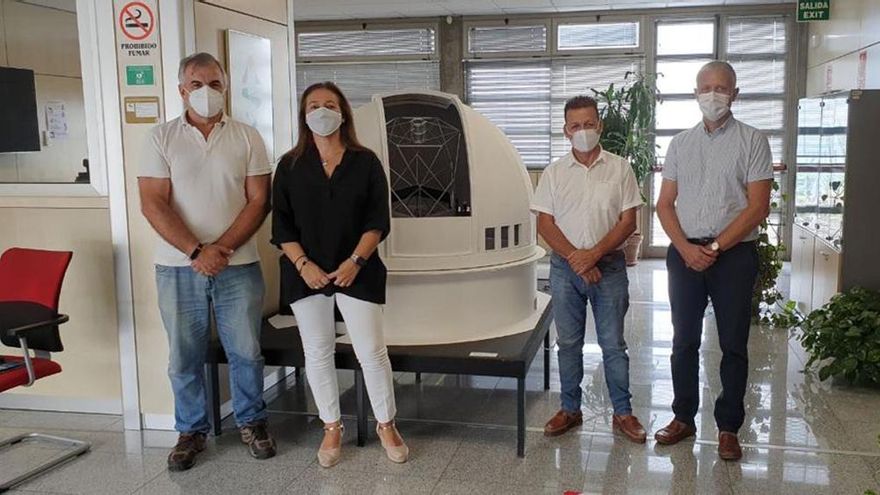 De izquierda a derecha: Agustín Núñez, astrónomo y jefe de Comunicaciones del GTC; Celia Santos, concejal de Promoción Turística de Fuencaliente; Gregorio Alonso Méndez,  alcalde de Fuencaliente, y  Romano Corradi, director del GTC.