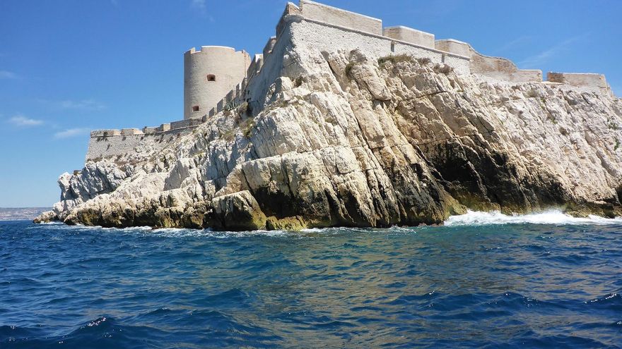 Este castillo, construido en 1531, sirvió como cárcel durante siglos y Alejandro Dumas lo convirtió en un lugar emblemático