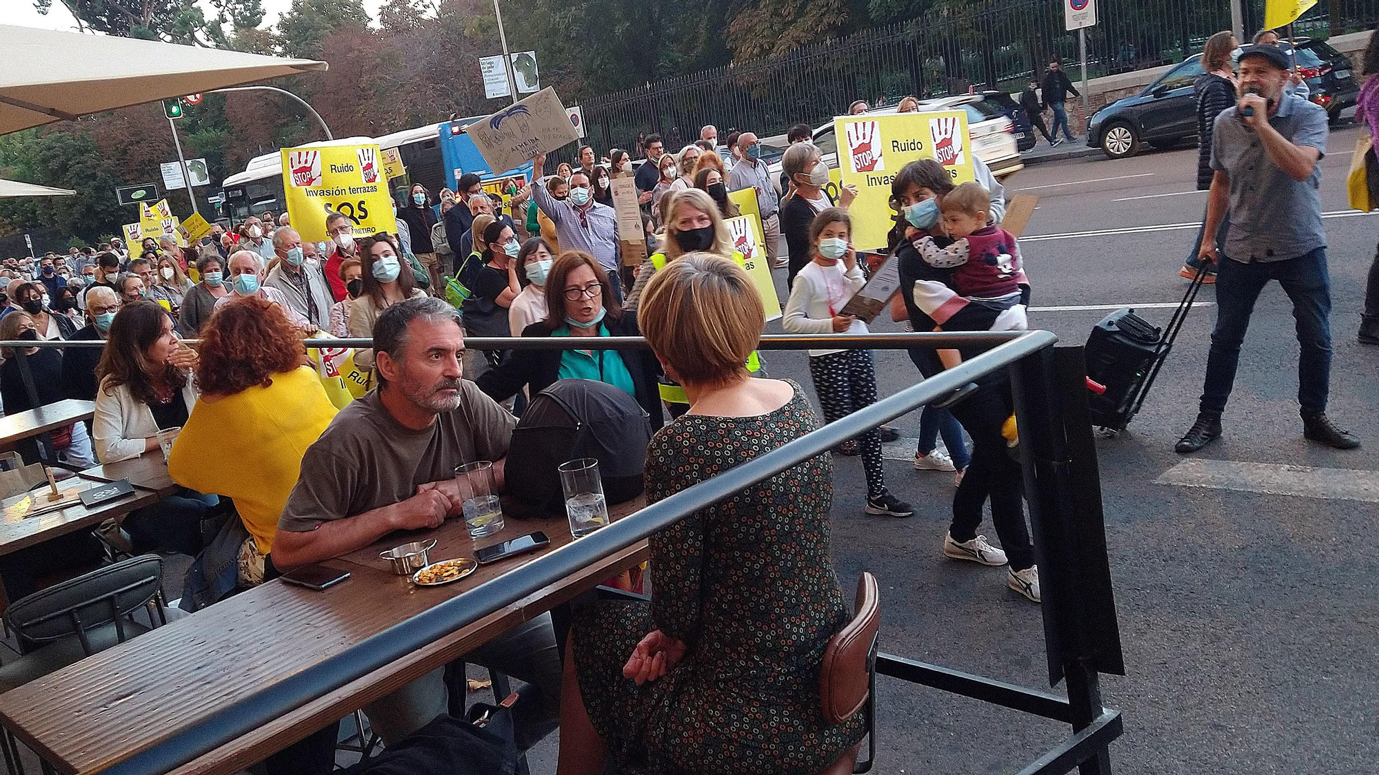Manifestación contra las terrazas Covid en Retiro