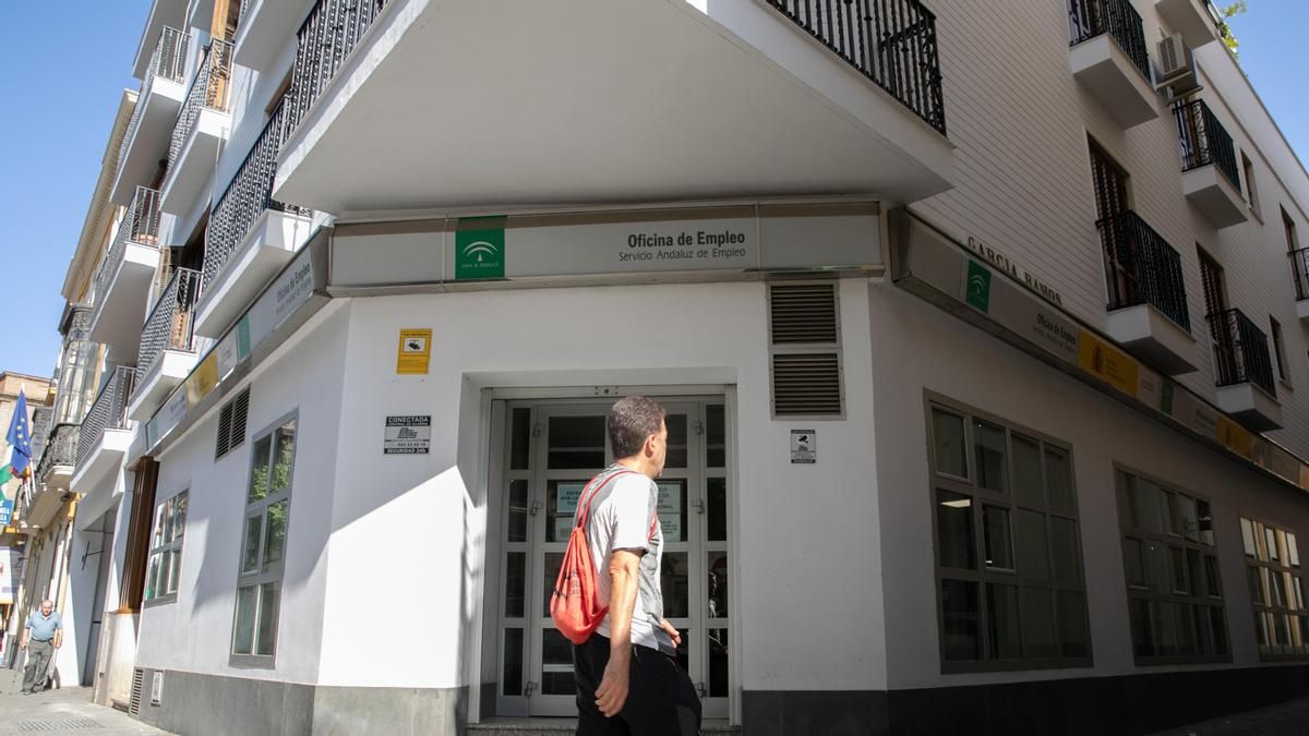 Imagen de archivo de la oficina de empleo del Servicio Andaluz de Empleo en la calle Alfonso XII de Sevilla.