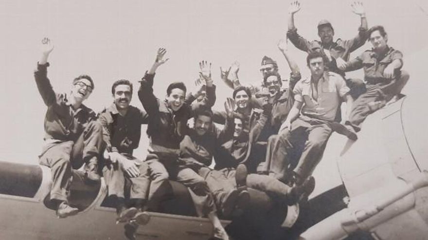 Grupo de la primera promoción de la ITE de La Virgen del Camino, en la base canaria de Gando.