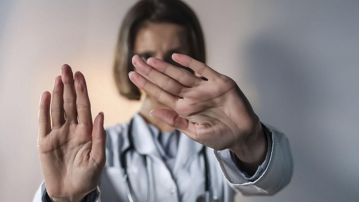 Imagen de una médica en una campaña de prevención de violencia en el sector sanitario