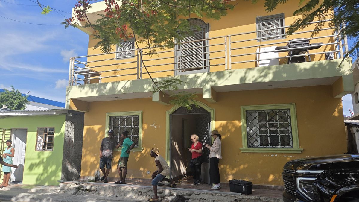 Evenson Lindor (en el centro de la imagen) realizando un trabajo de soldadura en una casa de Verón