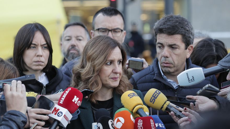 La alcaldesa de València, María José Catalá, atiende a los medios de comunicación en el Puesto de Mando Avanzado ubicado junto al edificio siniestrado fachada de uno de los edificios incendiados. En la imagen Catalá junto al president de laGeneralitat, Carlos Mazón, y la ministra de Ciencia Diana Morant. EFE/Manuel Bruque
