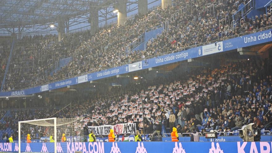 Teatros, campos de fútbol, redes: la protesta contra Altri desborda la política y evoca el espíritu de Nunca Máis