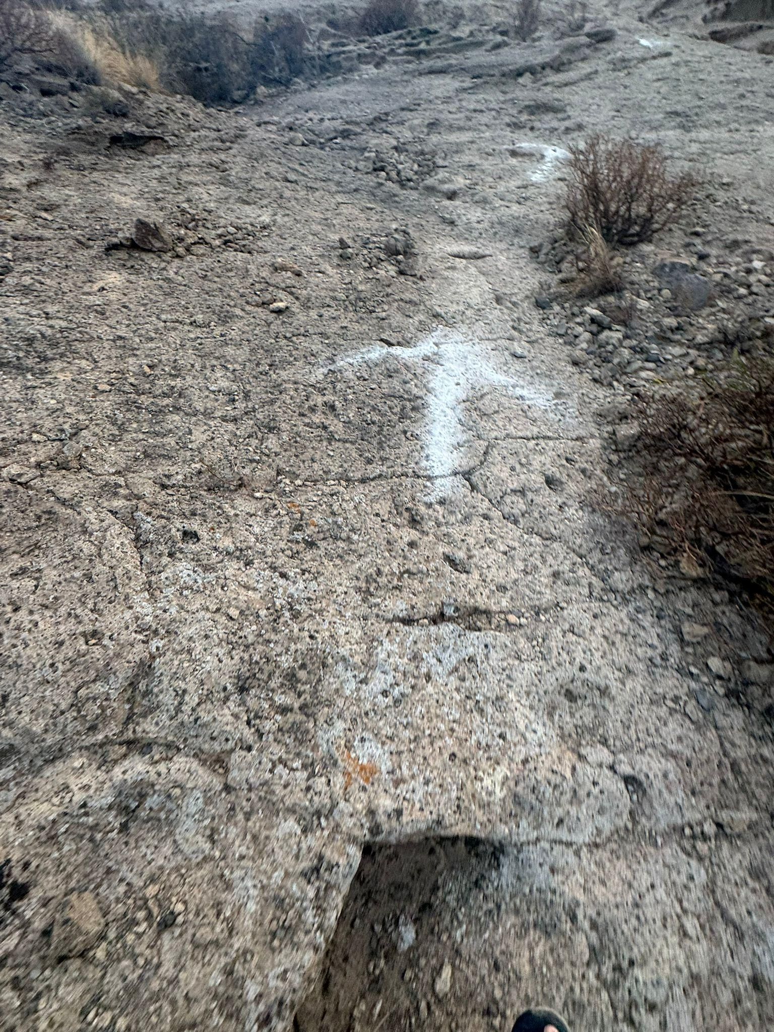 Pintadas blancas con forma de flechas en el Arco de Tajao, en Arico (Tenerife)