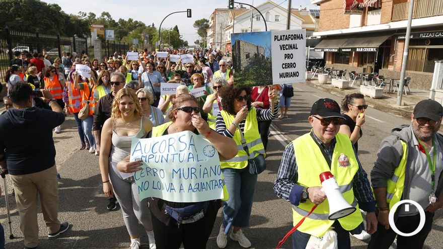 Vecinos de Cerro Muriano cortan el tráfico para pedir mejoras en la línea de autobús