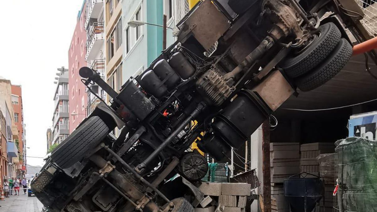 Vuelco de un camión grúa en Las Palmas de Gran Canaria.