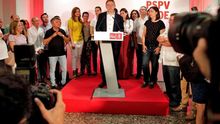 Ximo Puig celebra su victoria en las primarias rodeado de dirigentes que le han apoyado.