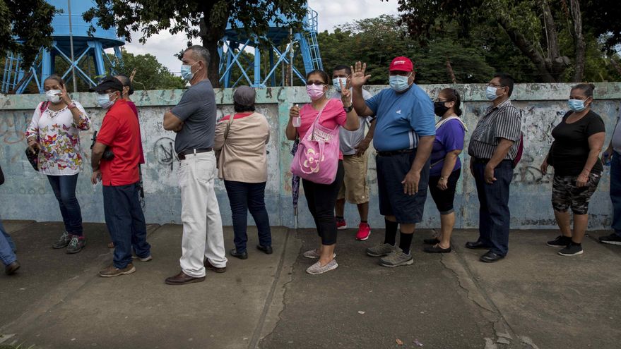 Varias personas esperan para recibir la segunda dosis de la vacuna contra la COVID-19 hoy, en el hospital Manolo Morales, en Managua (Nicaragua). EFE/ Jorge Torres
