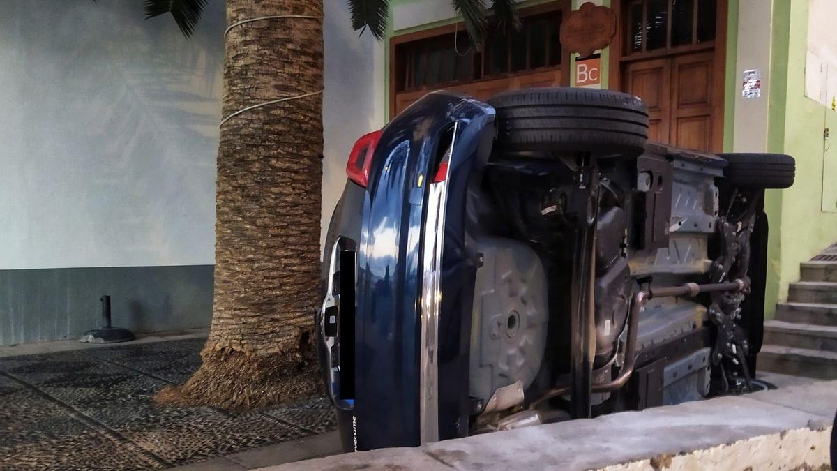 Vuelca un coche sobre una terraza en la capital