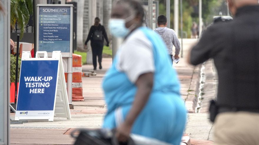 El "estado del sol" reportó hoy 9.344 nuevos casos confirmados de la COVID-19 y 78 muertos, según las cifras publicadas por el Departamento de Salud de Florida. EFE/EPA/CRISTOBAL HERRERA-ULASHKEVICH/Archivo