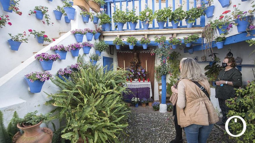 Los Patios de Córdoba reviven la tradición centenaria del Jueves Santo anticipando el esplendor de su primavera