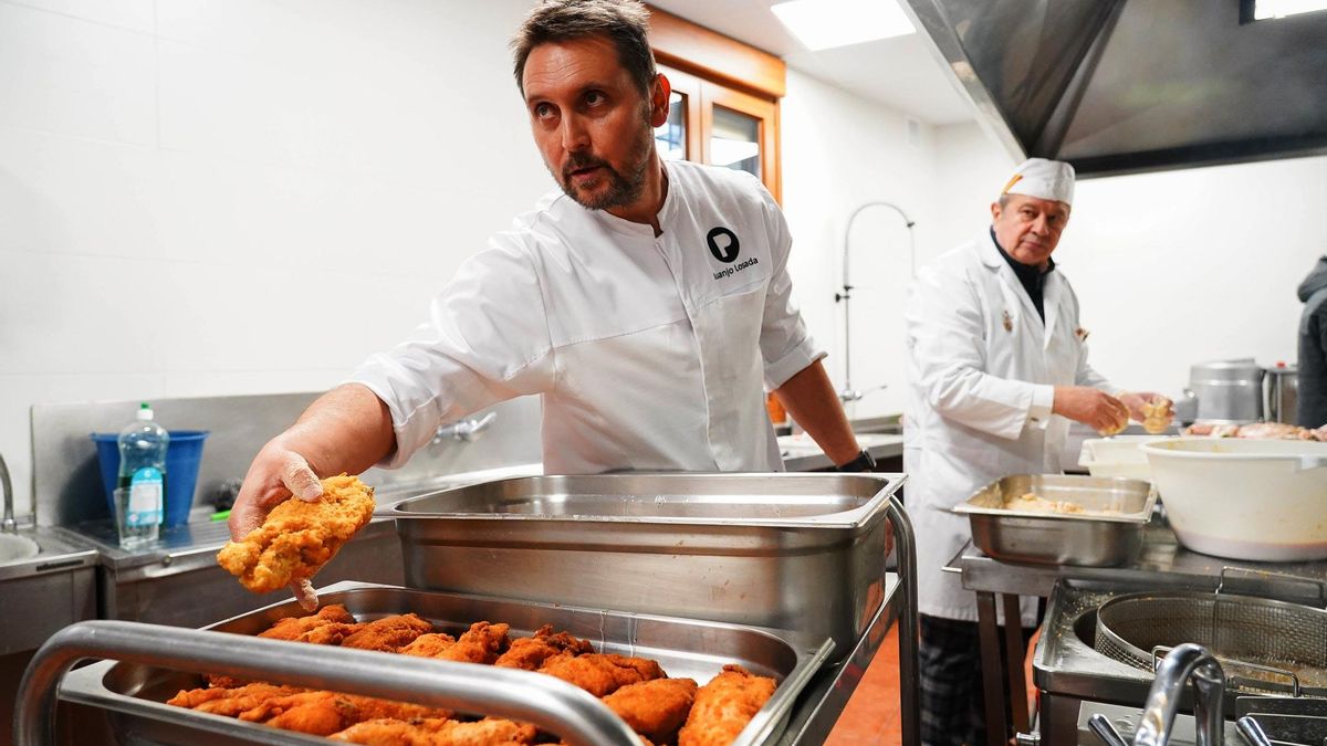 Juanjo Losada, chef de Restaurante Pablo, en las cocinas de la Asociación Leonesa de Caridad.
