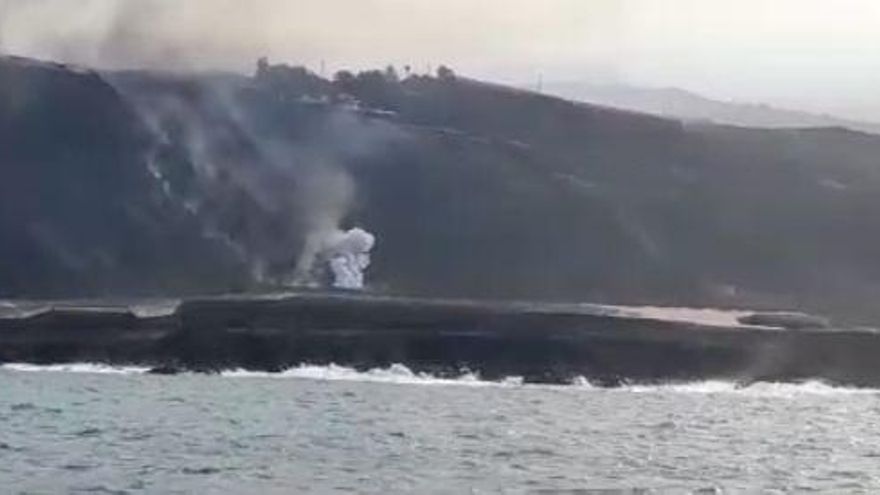 Las autoridades descartan por ahora otra boca emisora de lava en La Palma mientras una segunda lengua se desvía y arrasa nuevos terrenos