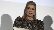 Artistas e intelectuales francesas defienden la "libertad de importunar" de los hombres