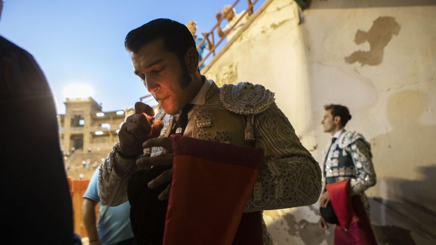 Uno de los banderilleros se fuma un cigarrillo en el Coliseo Balear.