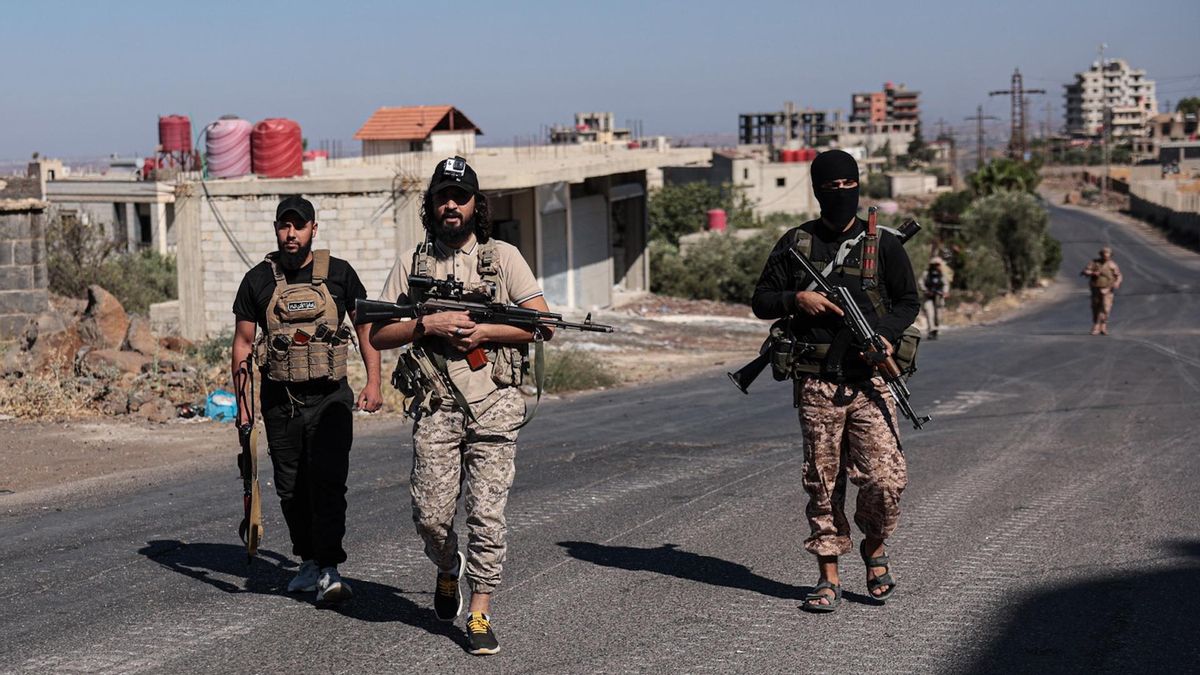 Una imagen de fuerzas de seguridad sirias patrullando la ciudad siria de Al Sueida, una zona predominantemente drusa, tras los enfrentamientos entre combatientes drusos y tribus beduinas, que causaron la muerte de decenas de personas.
