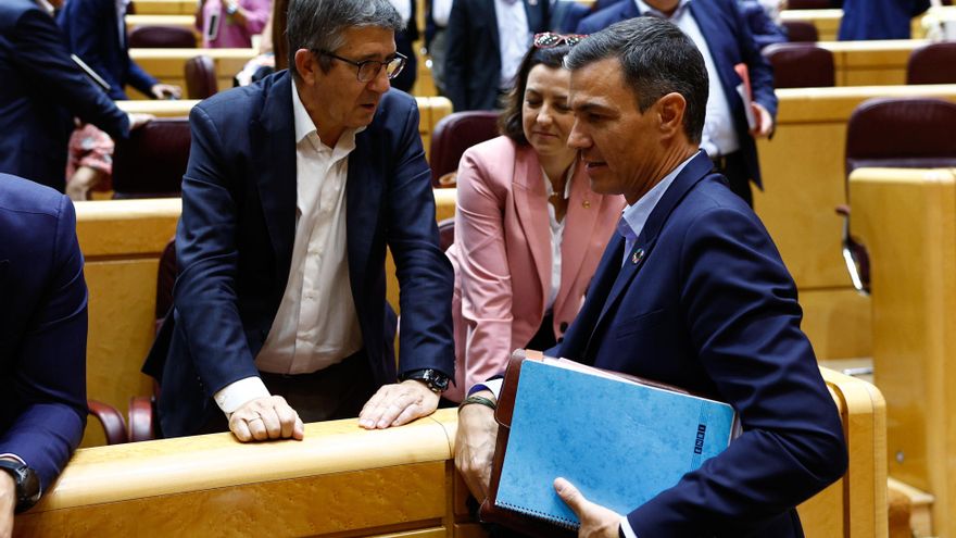 El presidente del Gobierno, Pedro Sánchez (d), tras el pleno del Senado celebrado este martes en Madrid. EFE/Rodrigo Jiménez