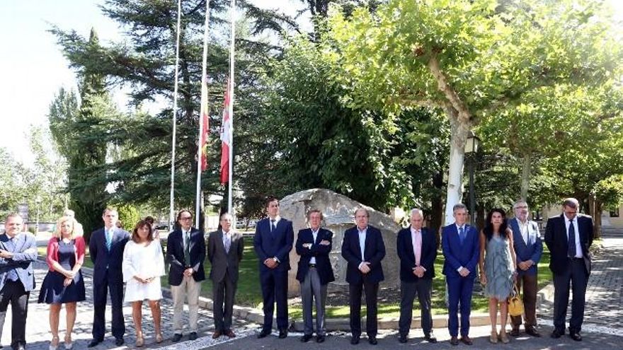 Rubén Cacho / ICAL El presidente de la Junta, Juan Vicente Herrera, y cargos de su Gobierno guardan un minuto de silencio en repulsa del atentado de Barcelona en Valladolid.