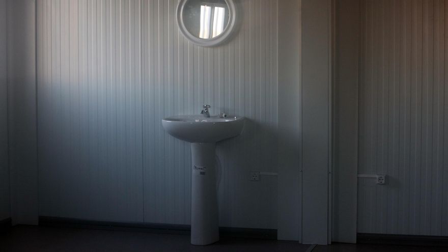 Interior del módulo instalado en el puerto de Arguineguín para atender a migrantes