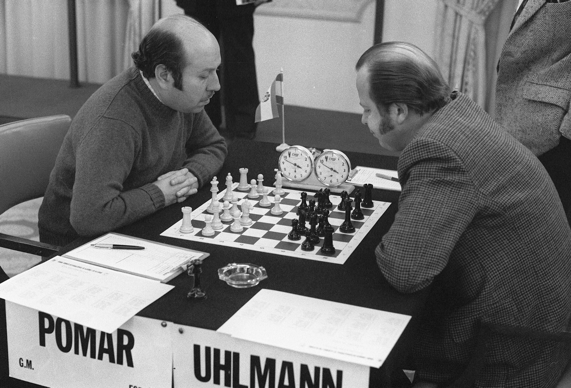 L’escaquista Arturo Pomar s’enfronta el 1973 a Wolfgang Uhlmann en una de les partides disputades al Torneig Internacional d’Escacs, celebrat a l’hotel Castellana. 