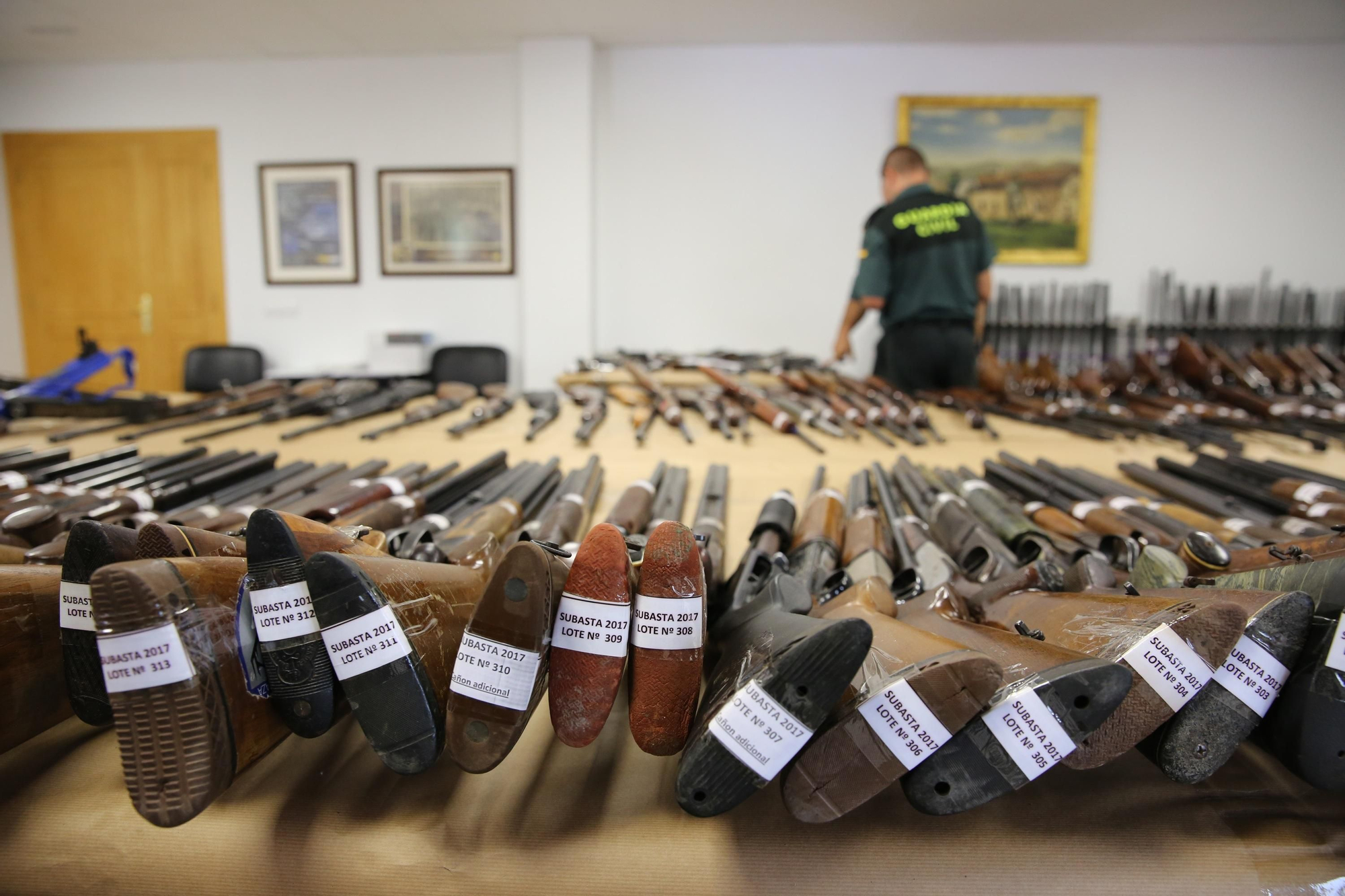 Exposición de armas que subasta la Guardia Civil
