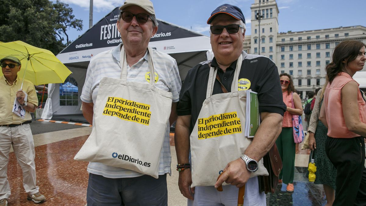 Socios de elDiario.es con sus welcome packs