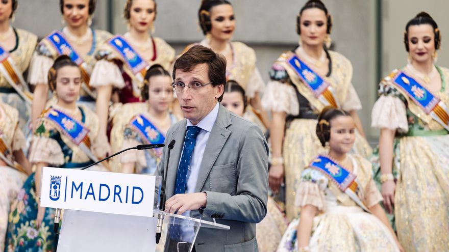 El alcalde de Madrid, José Luis Martínez-Almeida, interviene antes de la mascletà madrileña, en el Palacio de Cibeles, a 18 de febrero de 2024