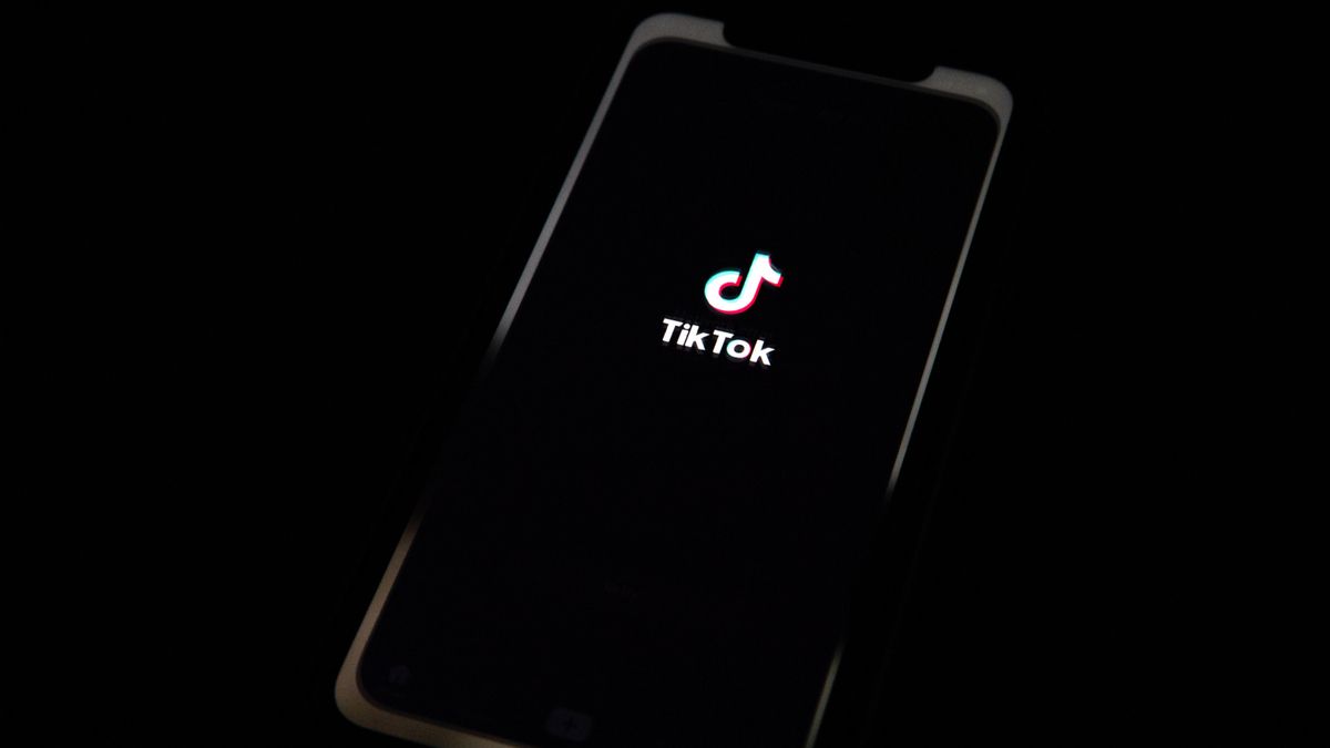 Logotipo de TikTok en un teléfono móvil. EFE/EPA/ROMAN PILIPEY
