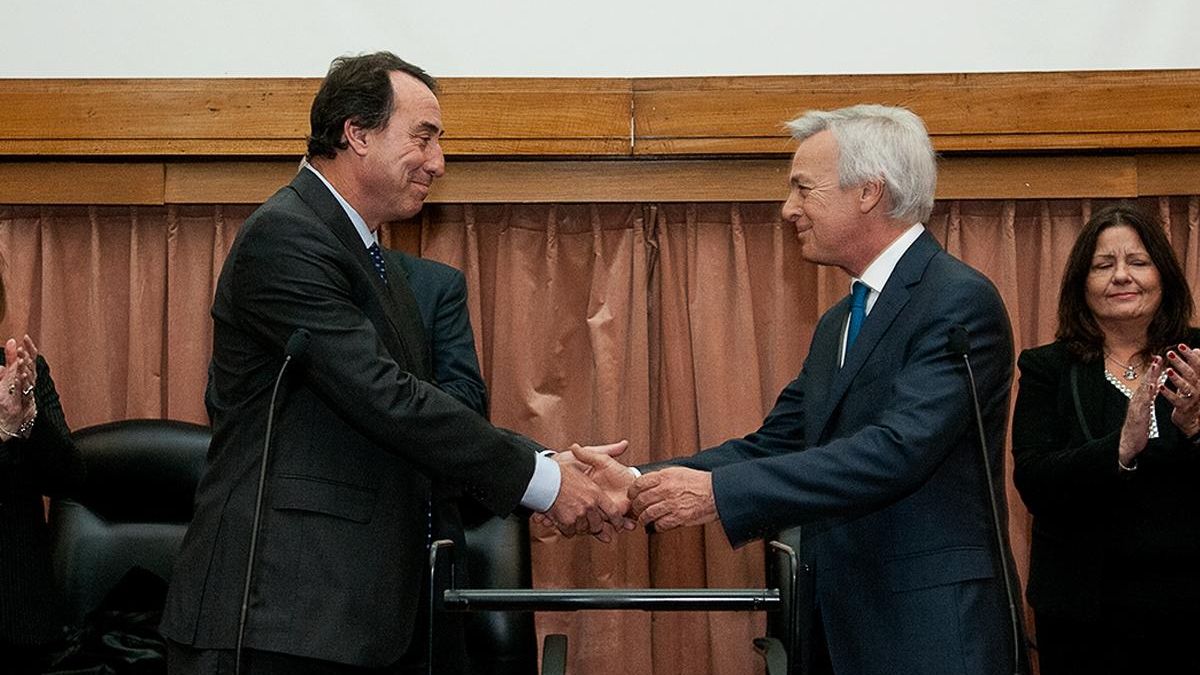 Martín Irurzun saluda a su colega Mariano Llorens tras tomarle juramento el 12 de junio de 2018 en el edificio de Comodoro Py