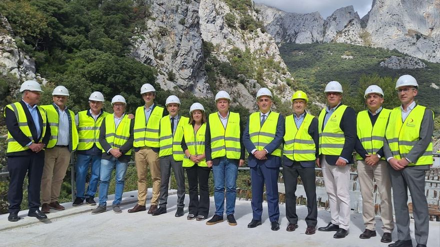 Visita del secretario de Estado de Transportes y Movilidad, José Antonio Santano, a las obras en el Desfiladero de la Hermida.
