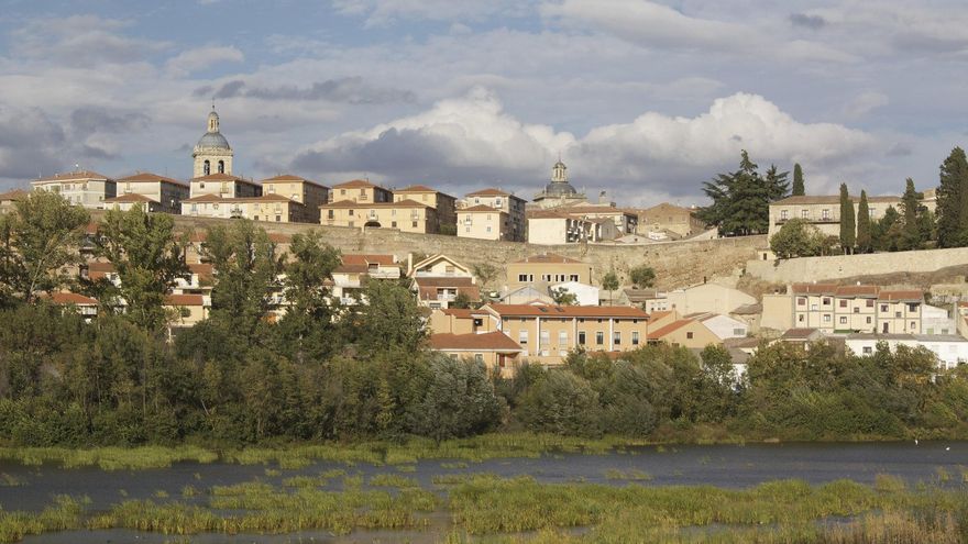 Ciudad Rodrigo desde el otro lado de su Puente Romano.