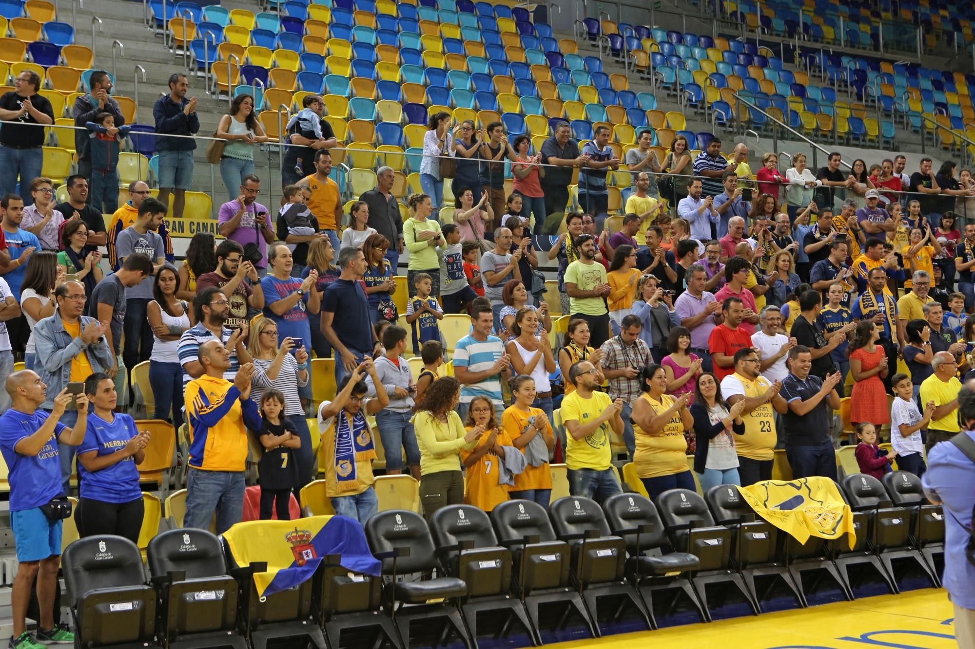 El Granca celebra con los aficionados la victoria de la Supercopa (ALEJANDRO RAMOS)