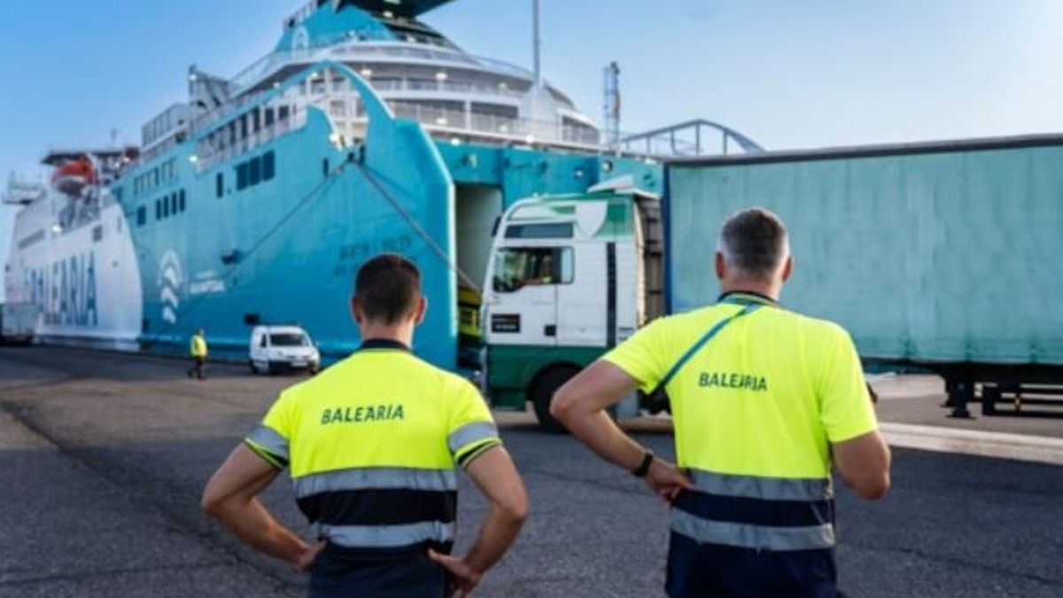 Operarios de Baleària ante uno de sus buques.