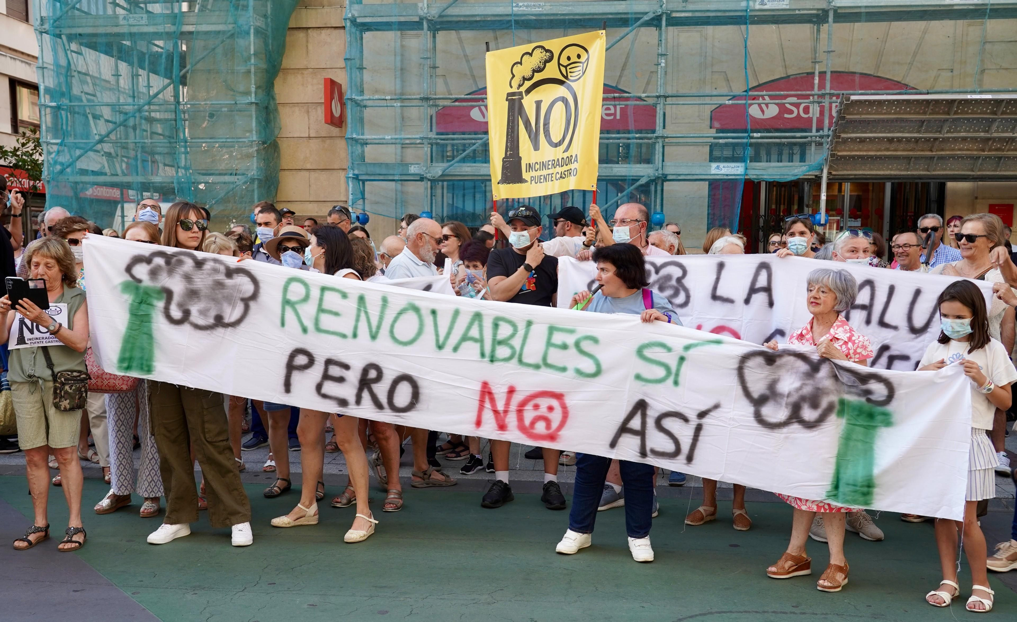 Protesta contra la planta incineradora de biomasa de la Red de Calor en Puente Castro, León.
