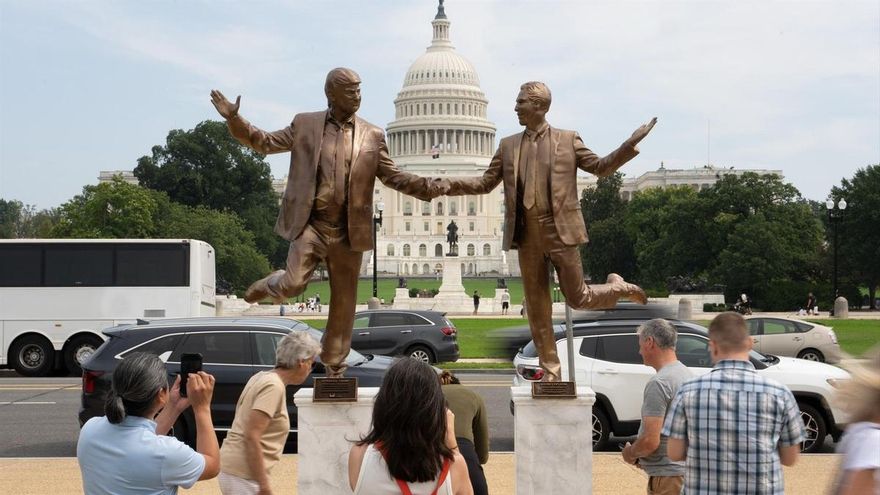 Aparece frente al Capitolio una estatua de unos felices Donald Trump y Jeffrey Epstein dándose la mano