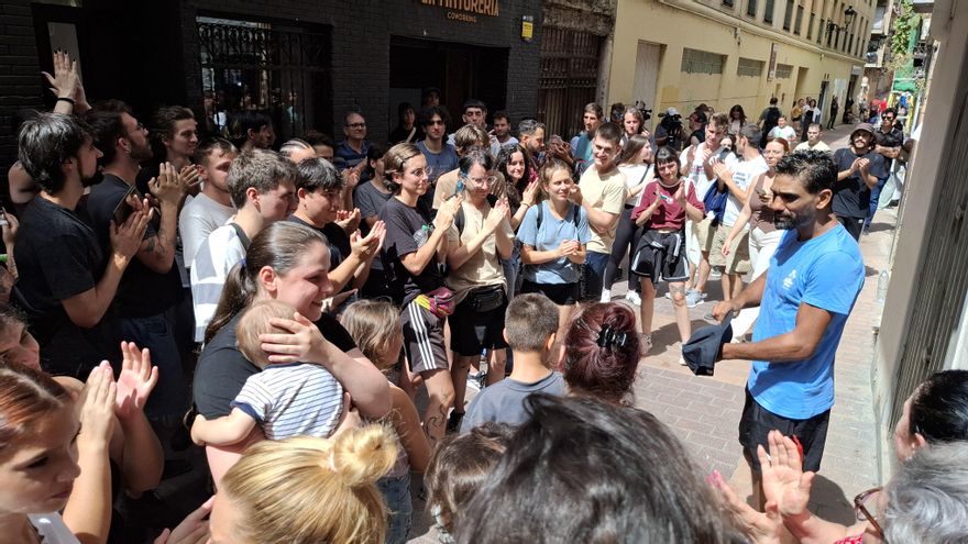 La movilización frena dos desahucios consecutivos de familias en Zaragoza: "La organización colectiva funciona"
