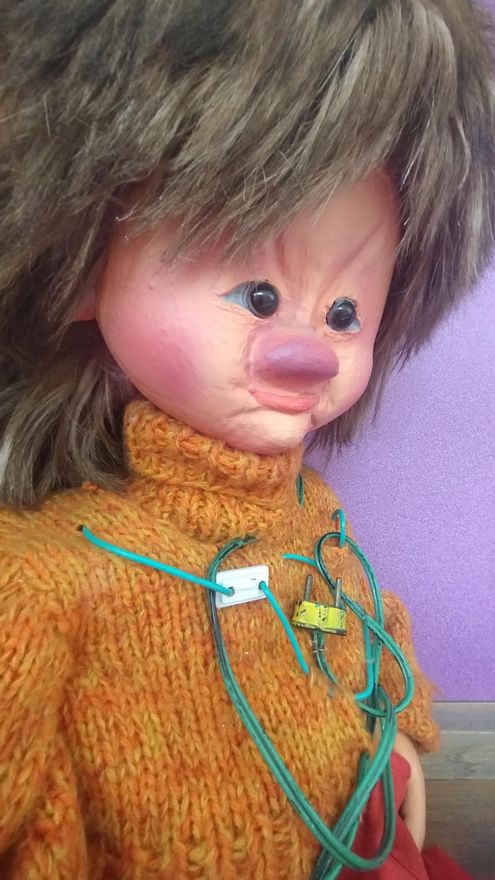 Uno de los electroduendes de la exposición sobre La Movida