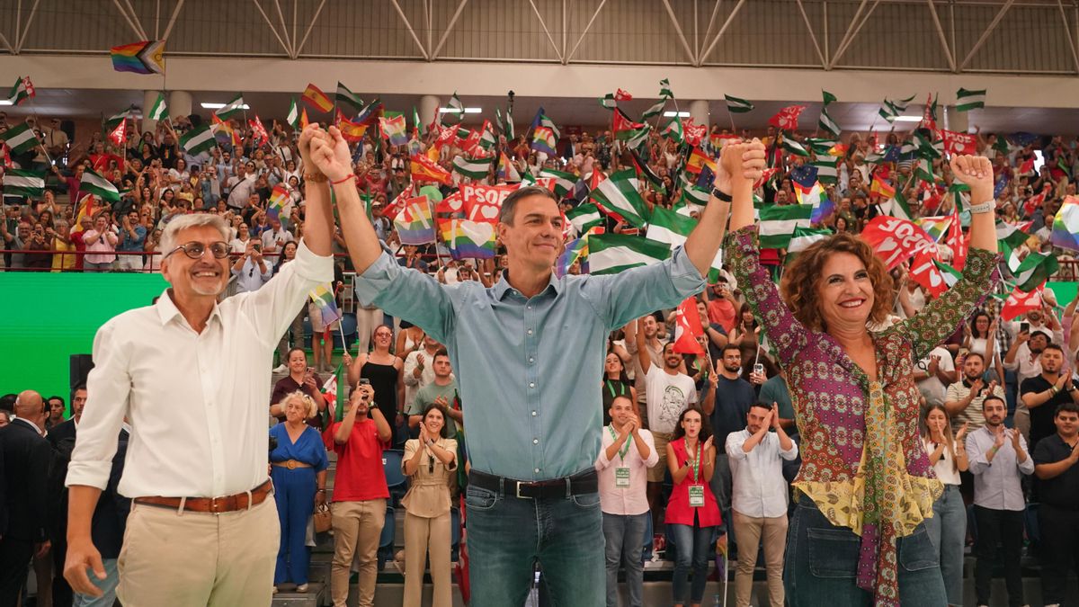 Sanchez takes his hands to the Secretary General of the PSOE of Malaga, Josele Aguilar and the Minister of Finance and candidate for the Board, María Jesús Montero.