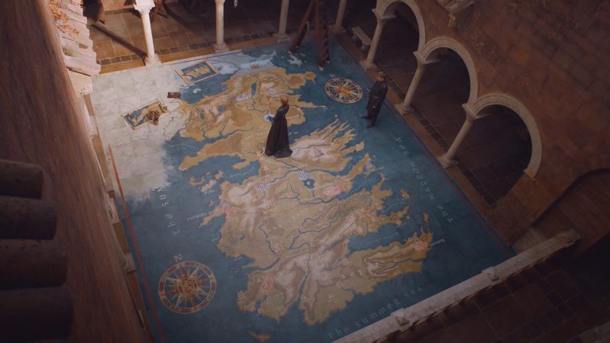 Cersei, la primera de su nombre, sobre el mapa de los siete reinos.