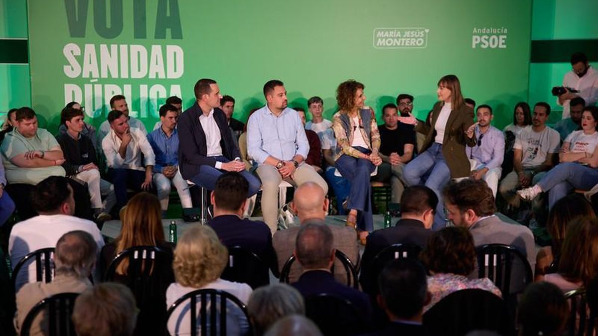 Montero, este martes, en un "acto joven" de Martos, junto al líder del PSOE de Jaén, Juan Latorre, y los líderes estatal y andaluz de Juventudes Socialistas, Aránzazu Figueroa y Lázaro Martínez.