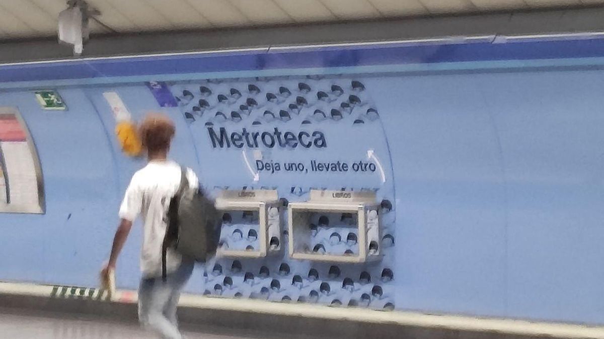 Un joven que espera al Metro contempla las Metrotecas vacías en la estación de Puente de Vallecas