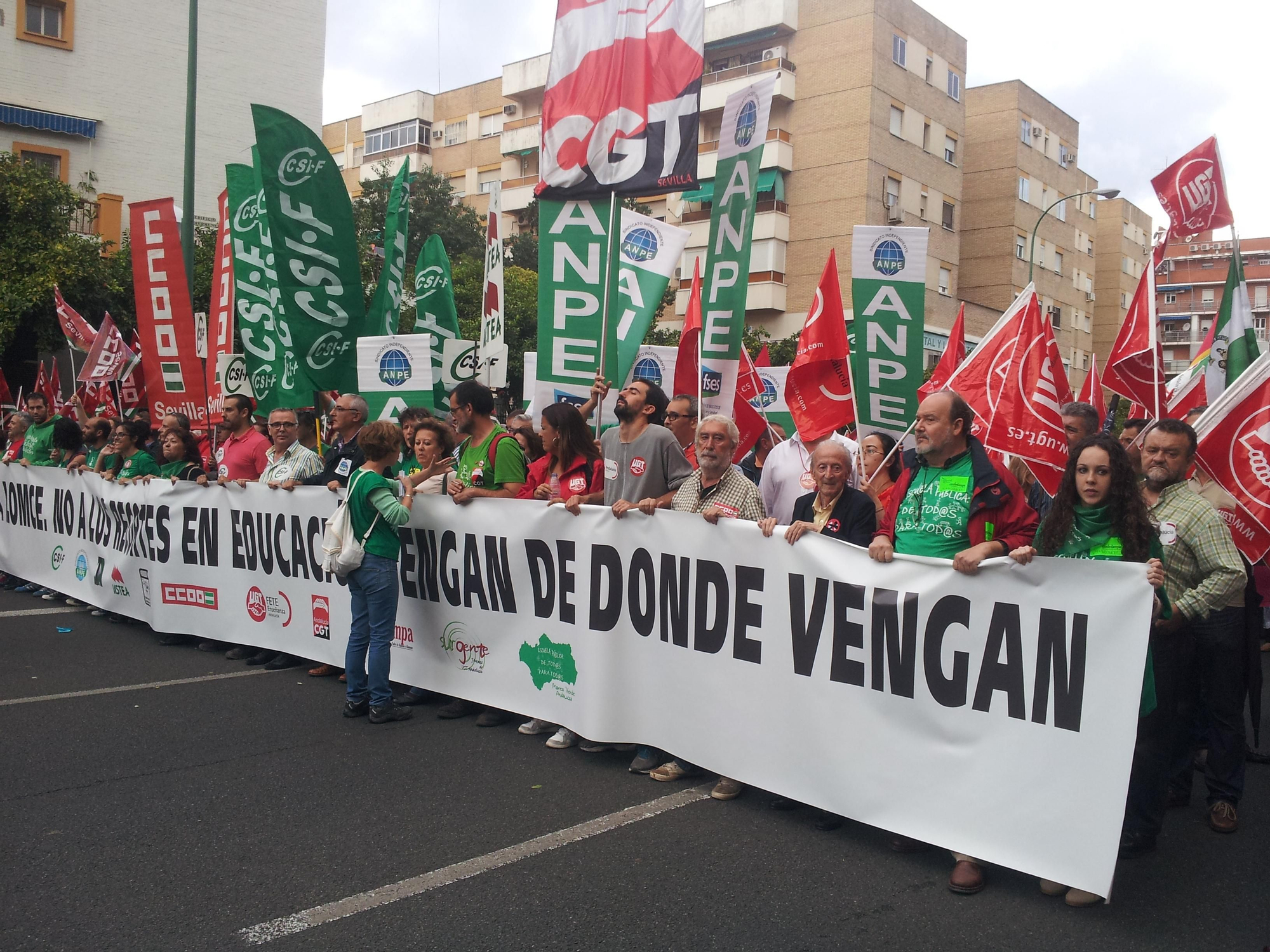 Cabecera de la manifestación con la representación sindical