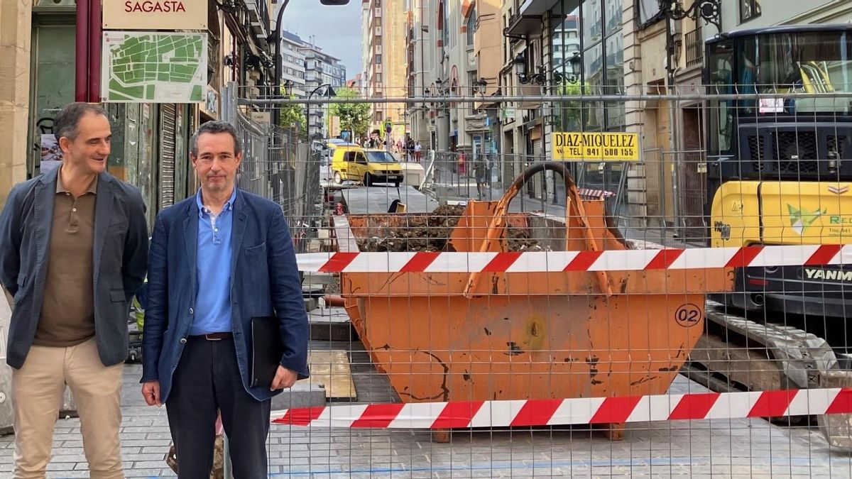 Archivo. Los concejales Miguel Sainz y Javier Martínez visitan las obras de remodelación de la calle Sagasta de Logroño
