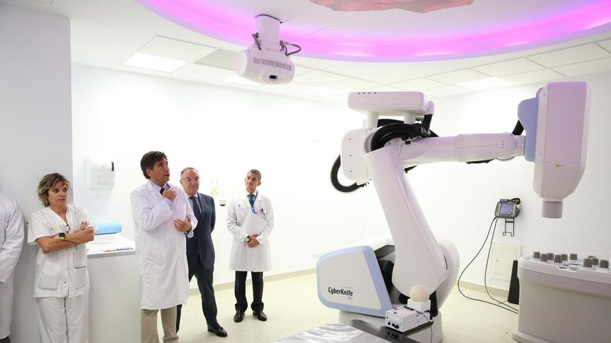 El hasta ahora jefe de Servicio de Oncología Radioterápica del Negrín, Pedro Lara junto al consejero José Manuel Baltar en la presentación del acelerador lineal Cyberknife en 2017.