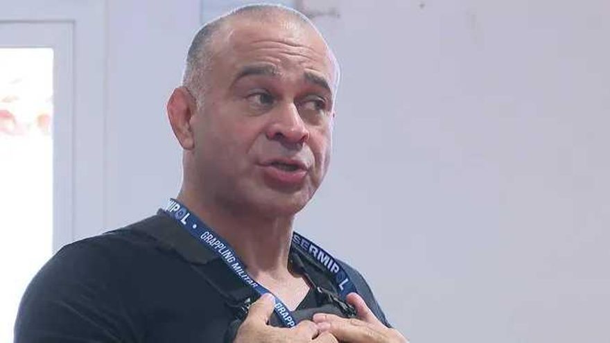 El polémico contrato municipal del PP con un colaborador de Desokupa que forma a policías de Menorca