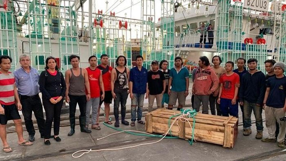 Un tripulante indonesio es desembarcado muerto en el interior de una caja de madera en el puerto de Montevideo.