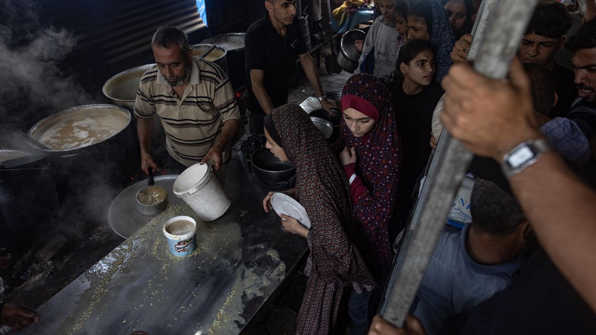 Cientos de palestinos desplazados internos se reúnen frente a un comedor social en la ciudad de Gaza en mayo de 2025